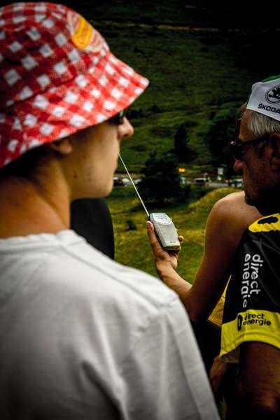 Fans crowd round their radio at the Col de Peyresourde - Tour de France 2017